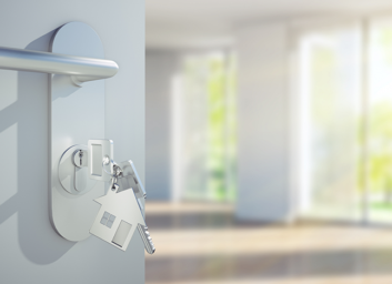 Themenbild Hausverkauf Zu sehen ist der Blick in eine Immobilie durch eine Haustür mit Schlüssel im Schloß